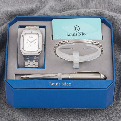 طقم رجالي باللون الفضي