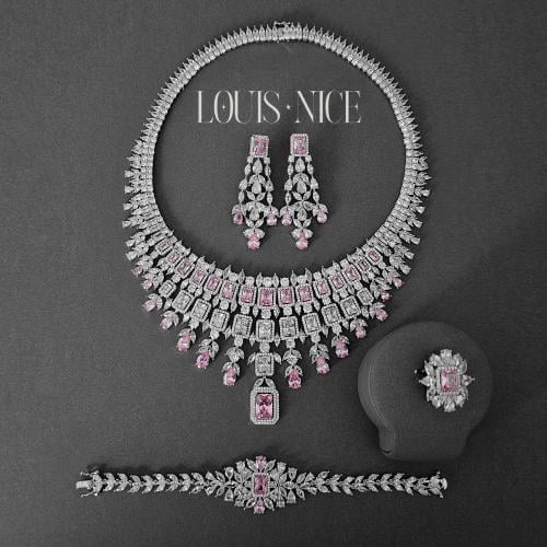 طقم زركون باللون الفضي والوردي بدقة الألماس