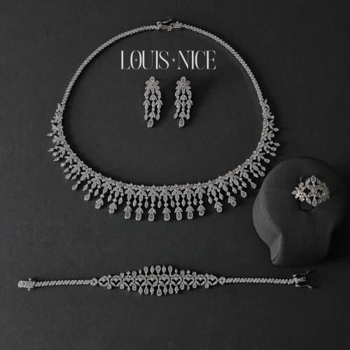 طقم زركون فضي بدقة الألماس