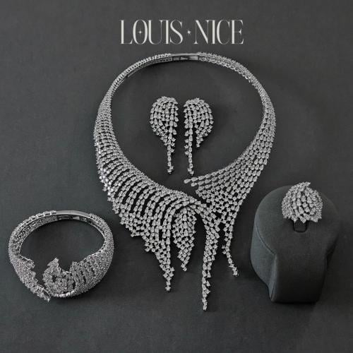 طقم زركون فضي بدقة الألماس