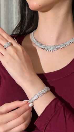 طقم زركون فضي بدقة الالماس