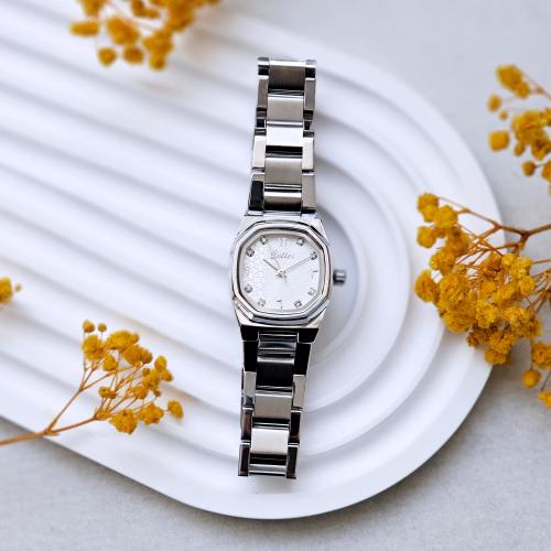 ساعة كوتـــــــــــير النسائية باللون الفضي