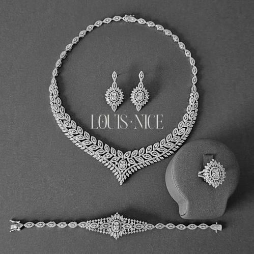 طقم زركون فضي بدقة الألماس