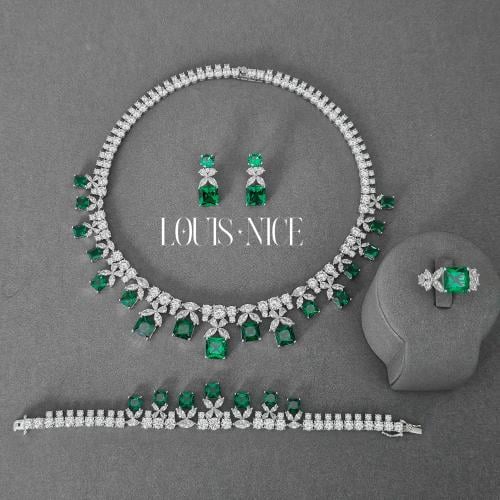 طقم زركون باللون الفضي والاخضر بدقة الألماس