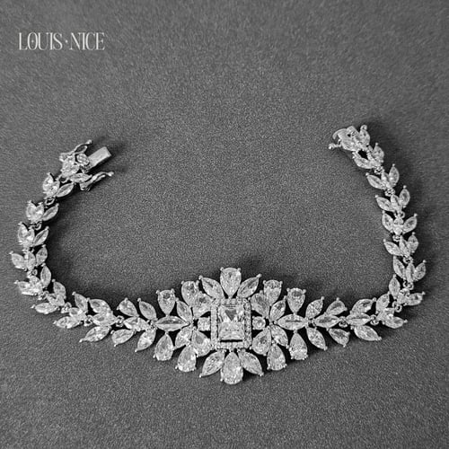 طقم زركون فضي ساحر بتصميم متدلي