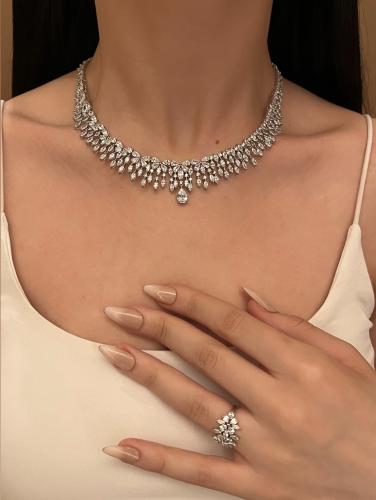 طقم زركون فضي بدقة الالماس