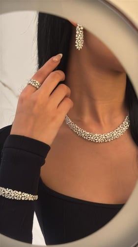 طقم زركون فضي بدقة الألماس