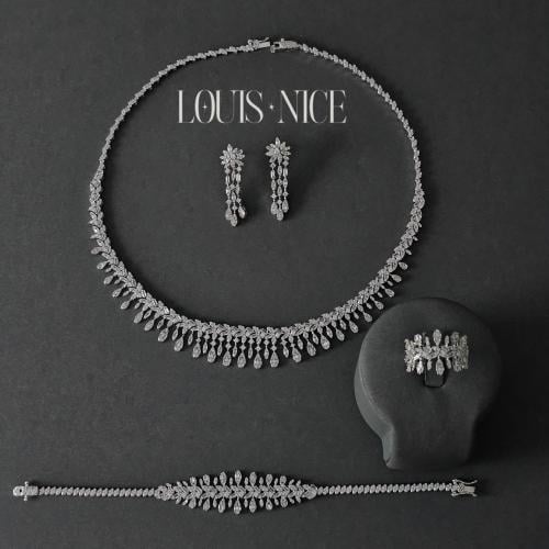 طقم زركون فضي بدقة الألماس