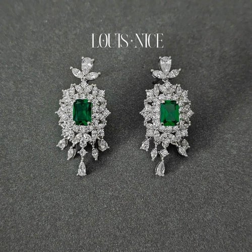 طقم زركون باللون الفضي والاخضر بدقة الألماس