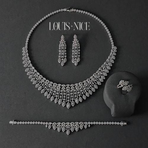 طقم زركون فضي بدقة الألماس