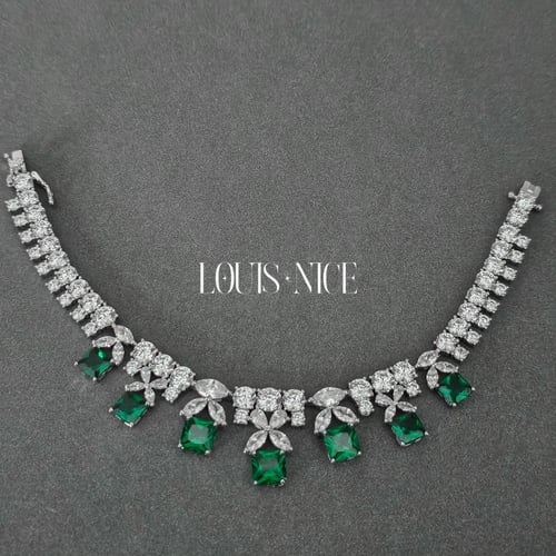 طقم زركون باللون الفضي والاخضر بدقة الألماس