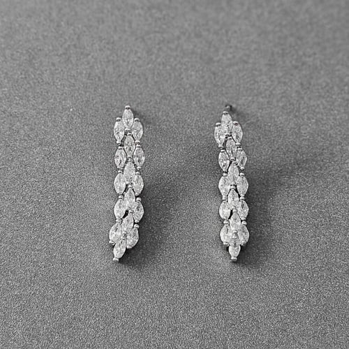 طقم زركون فضي بدقة الألماس