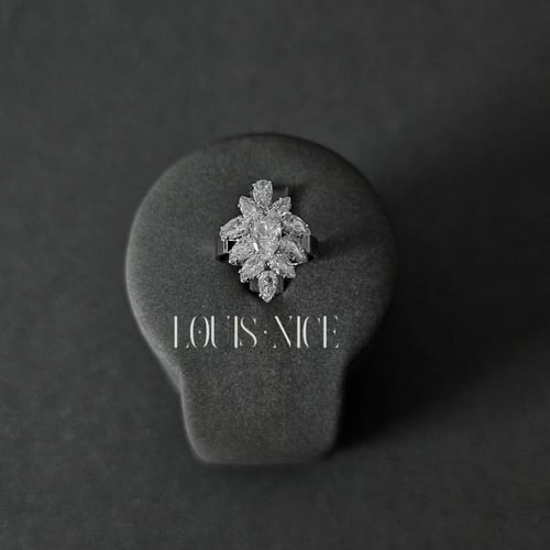 طقم زركون فضي بدقة الالماس