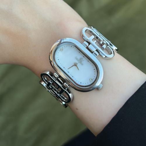 ساعة نسائية انيقة باللون الفضي