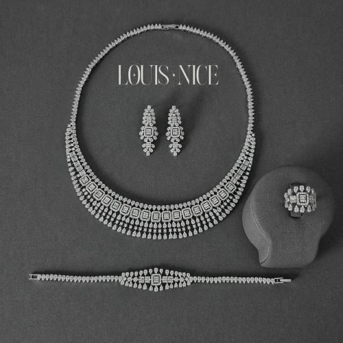 طقم زركون فضي بدقة الألماس