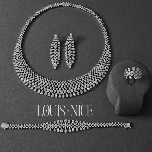 طقم زركون فضي بدقة الالماس