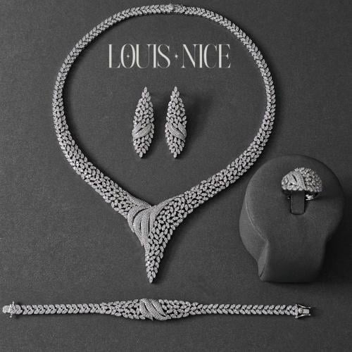 طقم زركون فضي بدقة الالماس