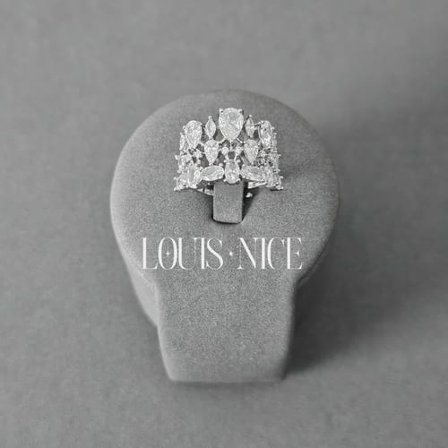 طقم زركون باللون الفضي بدقة الالماس