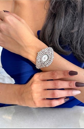 ساعة فضية دقة الماس