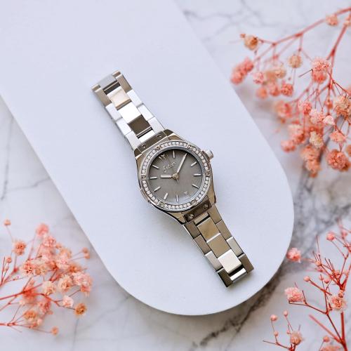 ساعة كوتــــــــــــير النسائية باللون الفضي