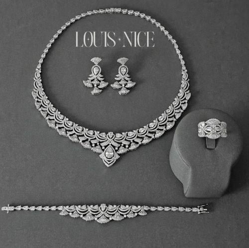 طقم زركون فضي بدقة الألماس