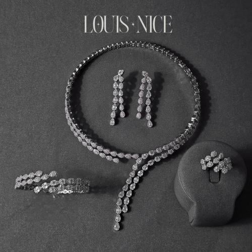 طقم زركون فضي بدقة الألماس