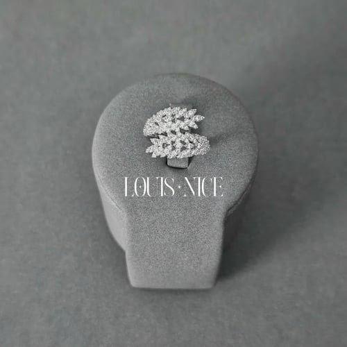 طقم زركون فضي بدقة الألماس