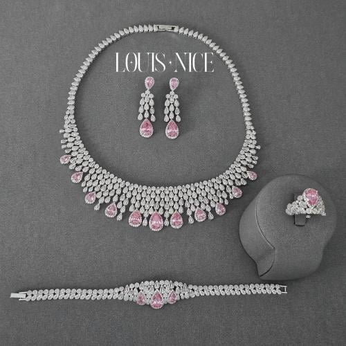 طقم زركون باللون الفضي والوردي بدقة الألماس