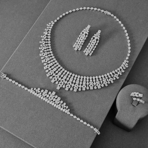 طقم زركون فضي بدقة الألماس