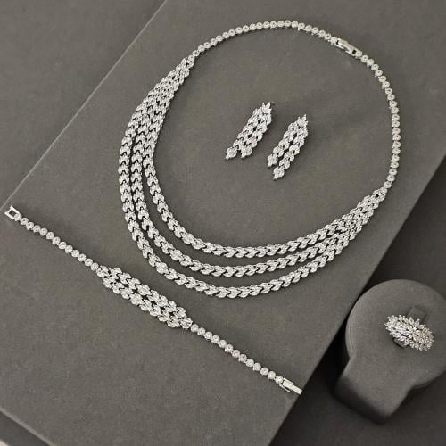 طقم زركون فضي بدقة الألماس