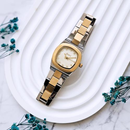 ساعة نسائية ستانلس ستيل باللون الفضي والذهبي