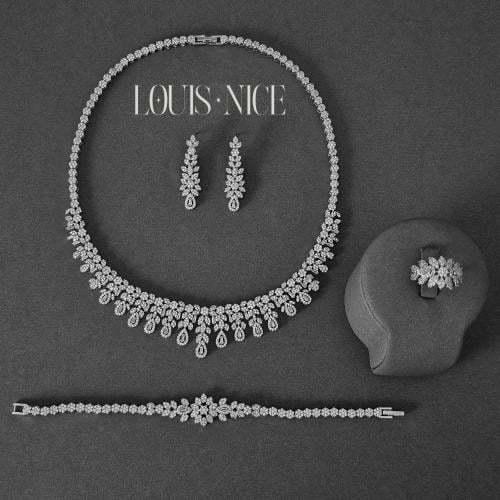 طقم زركون فضي بدقة الألماس