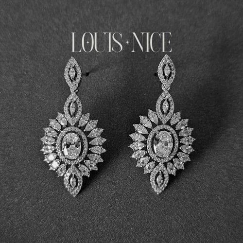 طقم زركون فضي بدقة الألماس