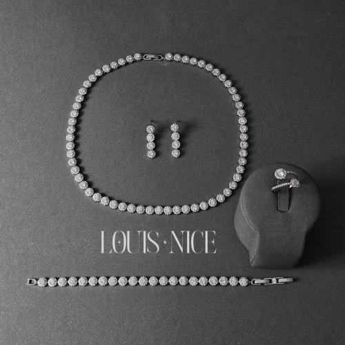 طقم زركون فضي بدقة الألماس