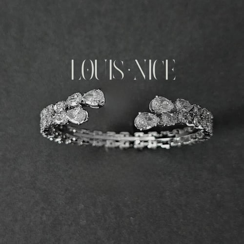 طقم زركون فضي بدقة الالماس