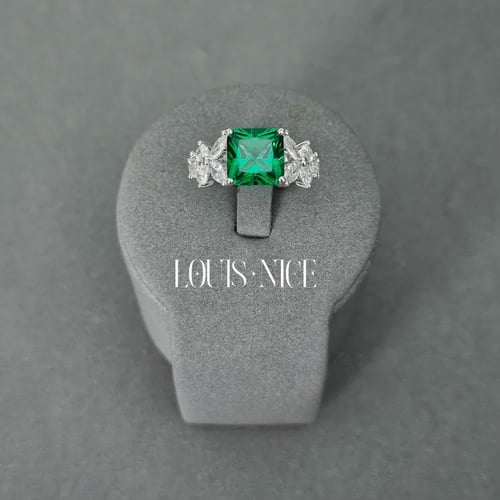 طقم زركون باللون الفضي والاخضر بدقة الألماس