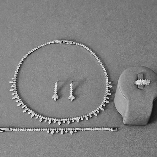 طقم زركون فضي بفواصل متدلية