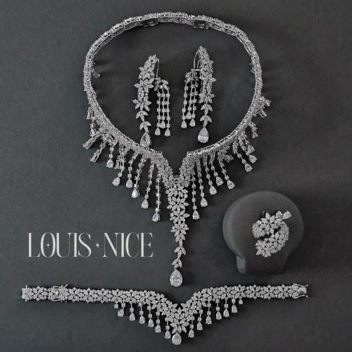 طقم زركون فضي بدقة الألماس