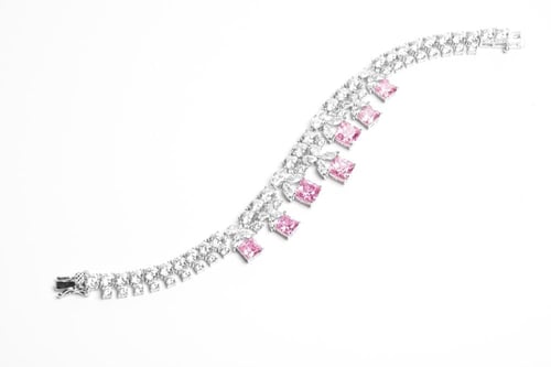 طقم زركون باللون الفضي والوردي بدقة الألماس