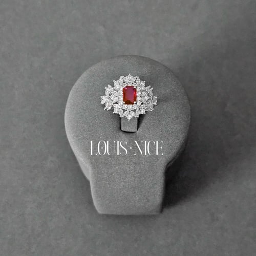 طقم زركون باللون الفضي والاحمر بدقة الألماس