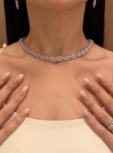 طقم زركون فضي بدقة الالماس