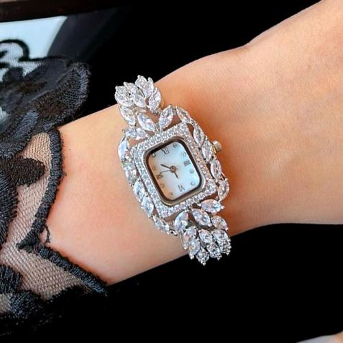 ساعة نسائية زركون باللون الفضي