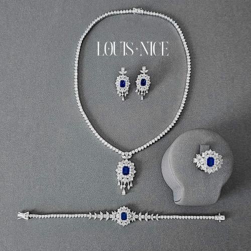 طقم زركون فضي وكحلي بإطار مميز