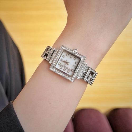 ساعة نسائية سهرة باللون الفضي