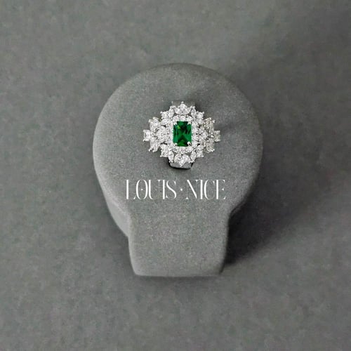 طقم زركون باللون الفضي والاخضر بدقة الألماس