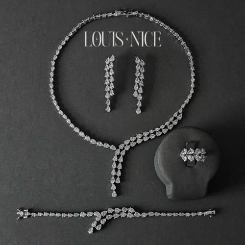 طقم زركون فضي بدقة الألماس