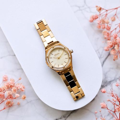 ساعة كوتــــــــــــير النسائية باللون الذهبي