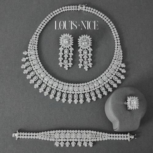 طقم زركون فضي بدقة الألماس