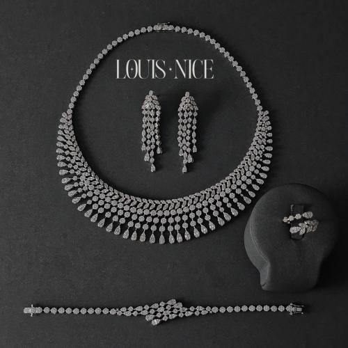 طقم زركون فضي بدقة الألماس