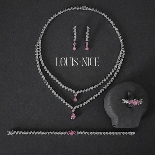 طقم زركون باللون الفضي والوردي بدقة الألماس